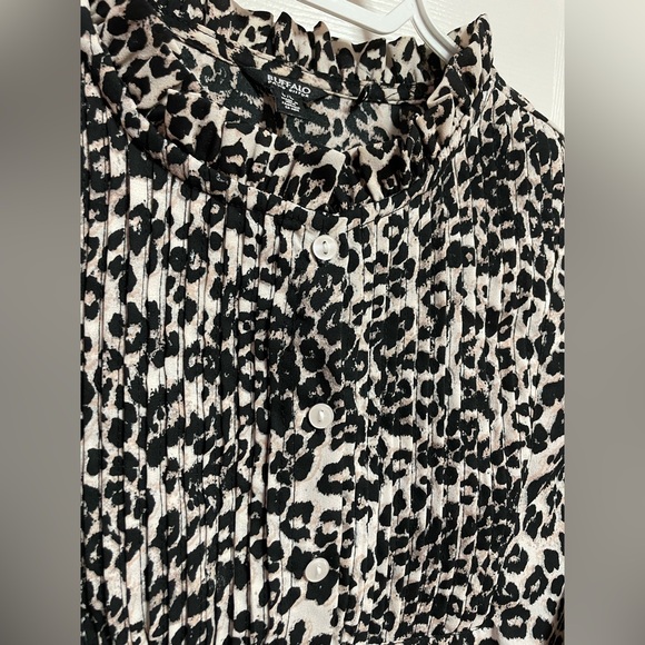 Buffalo David Bitton Black and White Leopard Blouse PTP 21.5” - Picture 3 of 15